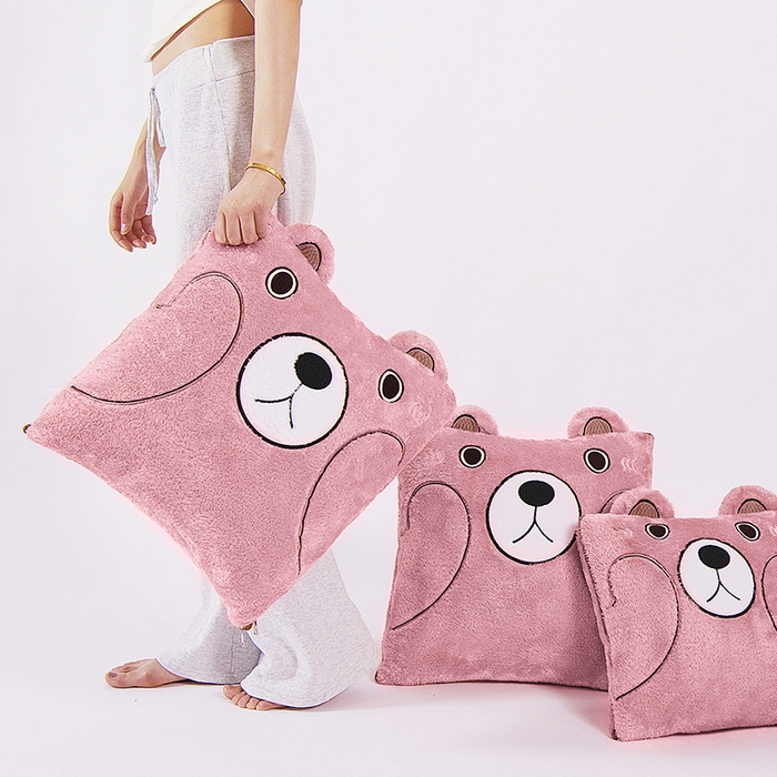 91家纺网 家纺一手货源 找家纺 阳光依佰抱枕被 2024秋冬新款北极绒乖乖熊多功能抱枕被 乖乖熊-樱花粉