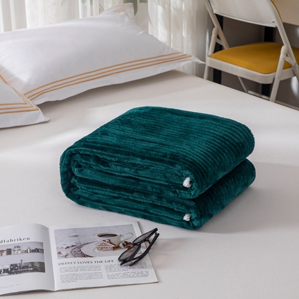 2025新款240克轻盈保暖秋冬居家办公柔软亲肤午休小毯子便携车载毯 墨绿