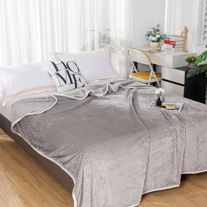 91家纺网 家纺一手货源 找家纺 2025新款240克轻盈保暖秋冬居家办公柔软亲肤午休小毯子便携车载毯 浅灰