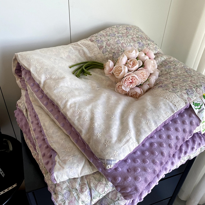 91家纺网 家纺一手货源 找家纺 2025新款秋冬季棉加豆豆绒法式花边款豆豆被被芯 郁金香紫