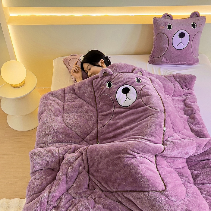 91家纺网 家纺一手货源 找家纺 阳光依佰抱枕被 2024秋冬新款北极绒乖乖熊多功能抱枕被 乖乖熊-木槿紫