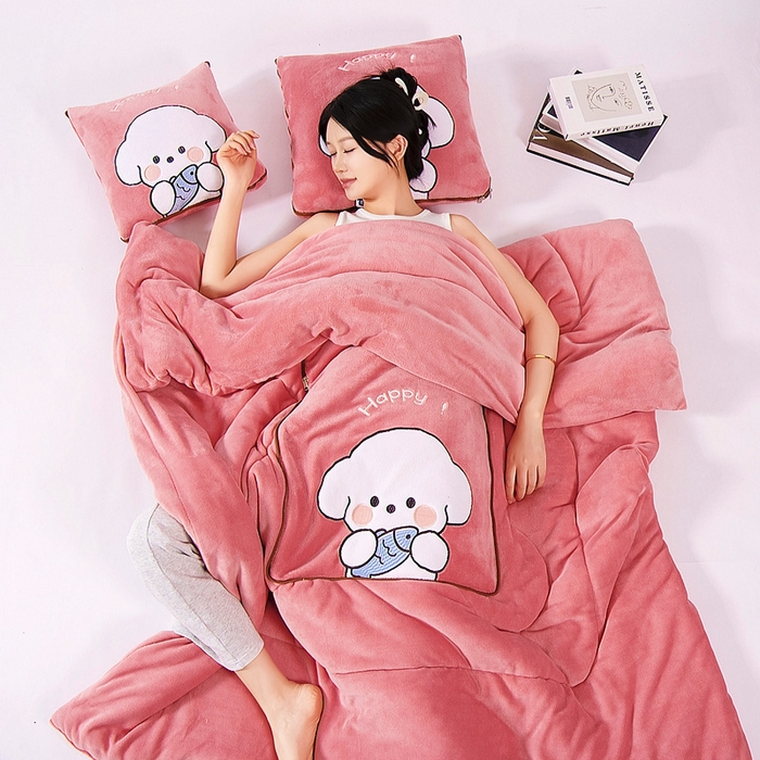 91家纺网 家纺一手货源 找家纺 阳光依佰抱枕被 2024秋冬新款牛奶绒可萌狗多功能抱枕被 可萌狗-西瓜红