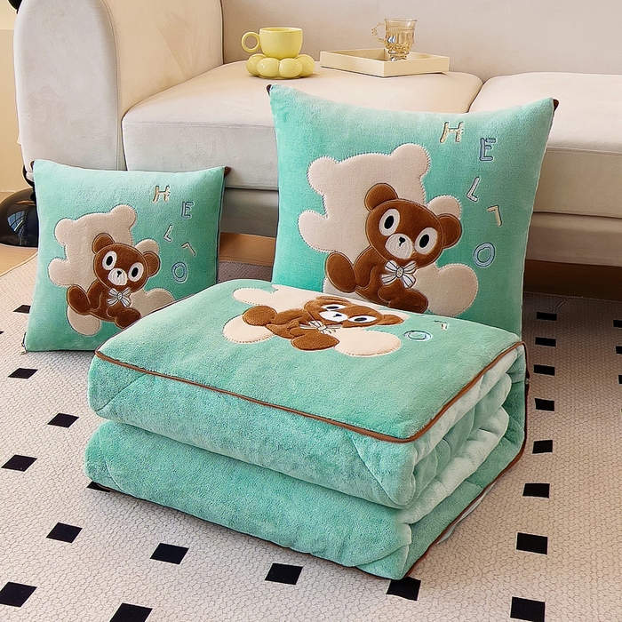 91家纺网 家纺一手货源 找家纺 阳光依佰抱枕被 2024秋冬新款牛奶绒绅士小熊多功能抱枕被 绅士小熊-薄荷绿