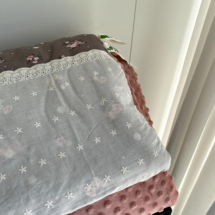 91家纺网 家纺一手货源 找家纺 2025新款秋冬季棉加豆豆绒法式花边款豆豆被被芯 雅思