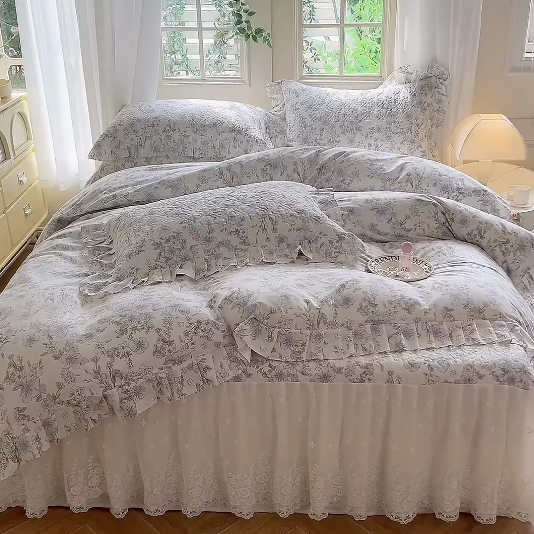 91家纺网 家纺一手货源 找家纺 花香四季家纺 2024新款全棉夹棉绗缝床裙款四件套纯棉印花法式套件蕾丝公主风 小清新