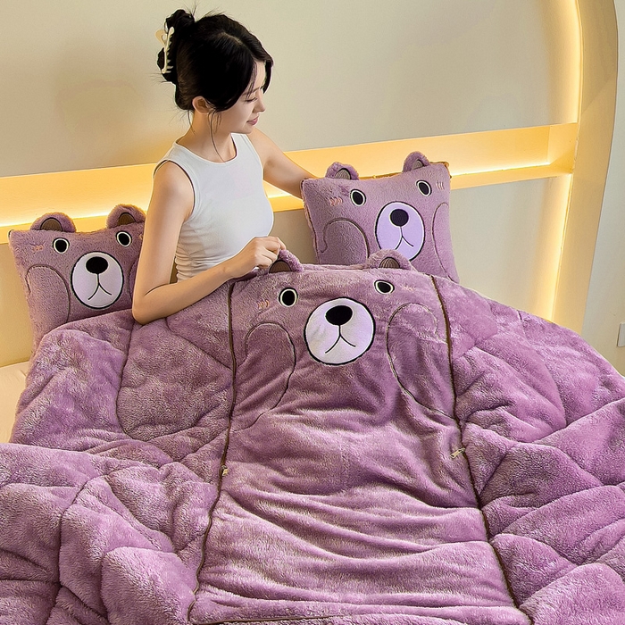 91家纺网 家纺一手货源 找家纺 阳光依佰抱枕被 2024秋冬新款北极绒乖乖熊多功能抱枕被 乖乖熊-木槿紫