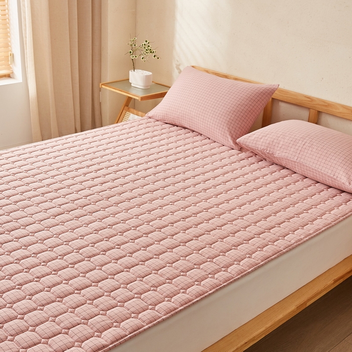 91家纺网 家纺一手货源 找家纺 卡派 2024新款色织全棉夹棉床褥大床 粉小格