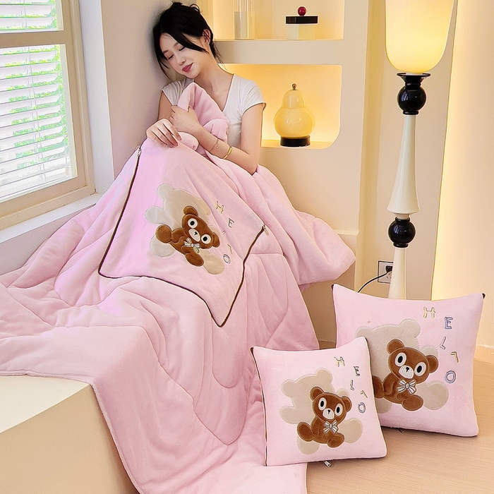 91家纺网 家纺一手货源 找家纺 阳光依佰抱枕被 2024秋冬新款牛奶绒绅士小熊多功能抱枕被 绅士小熊-玉粉色