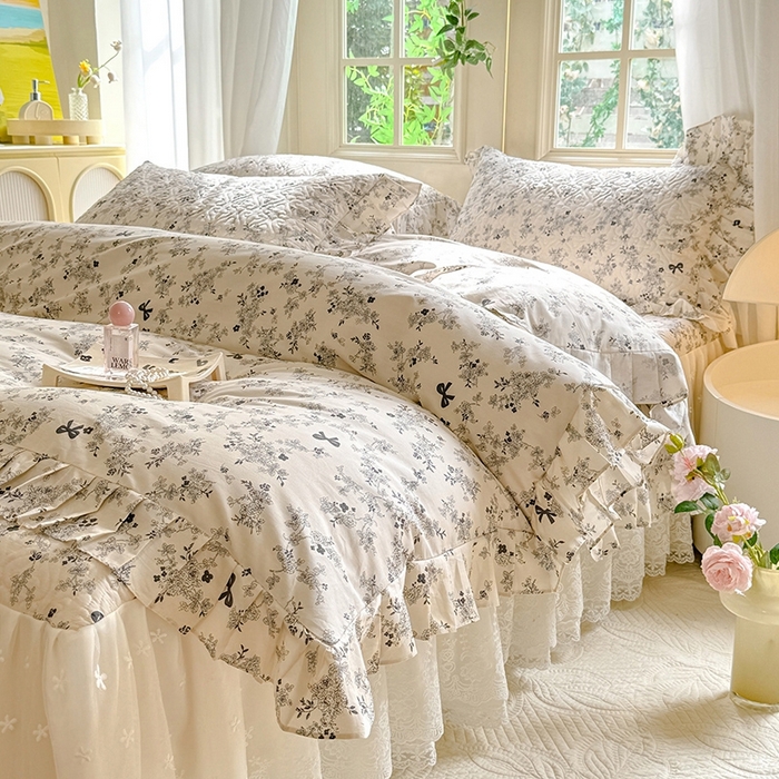 91家纺网 家纺一手货源 找家纺 花香四季家纺 2024新款全棉夹棉绗缝床裙款四件套纯棉印花法式套件蕾丝公主风 蝴蝶结
