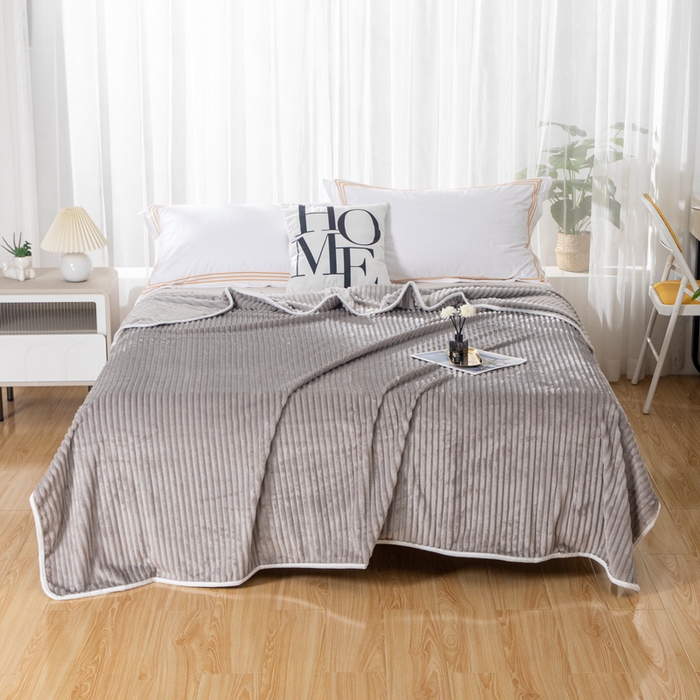 91家纺网 家纺一手货源 找家纺 2025新款240克轻盈保暖秋冬居家办公柔软亲肤午休小毯子便携车载毯 浅灰