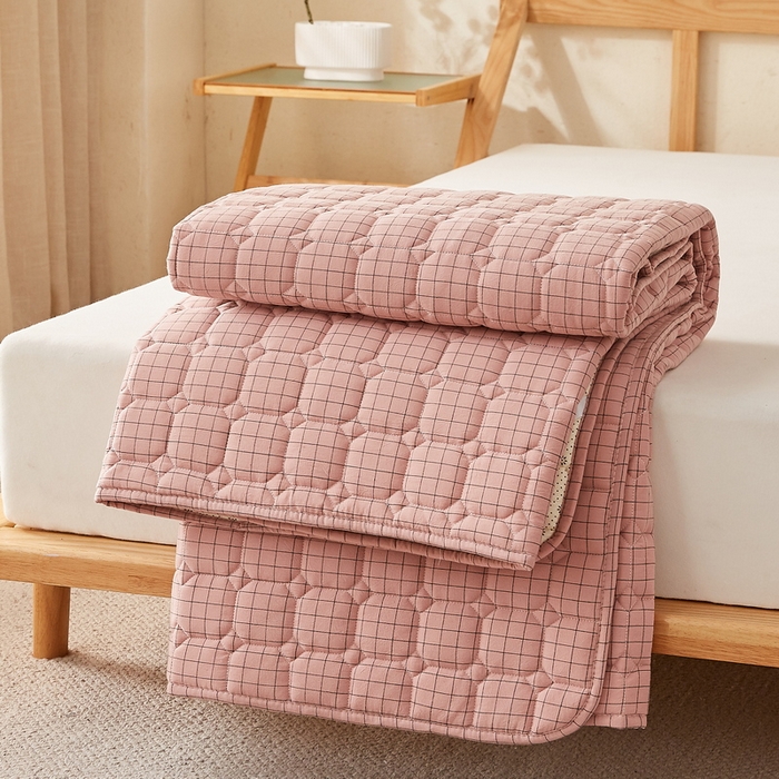 91家纺网 家纺一手货源 找家纺 卡派 2024新款色织全棉夹棉床褥大床 粉小格