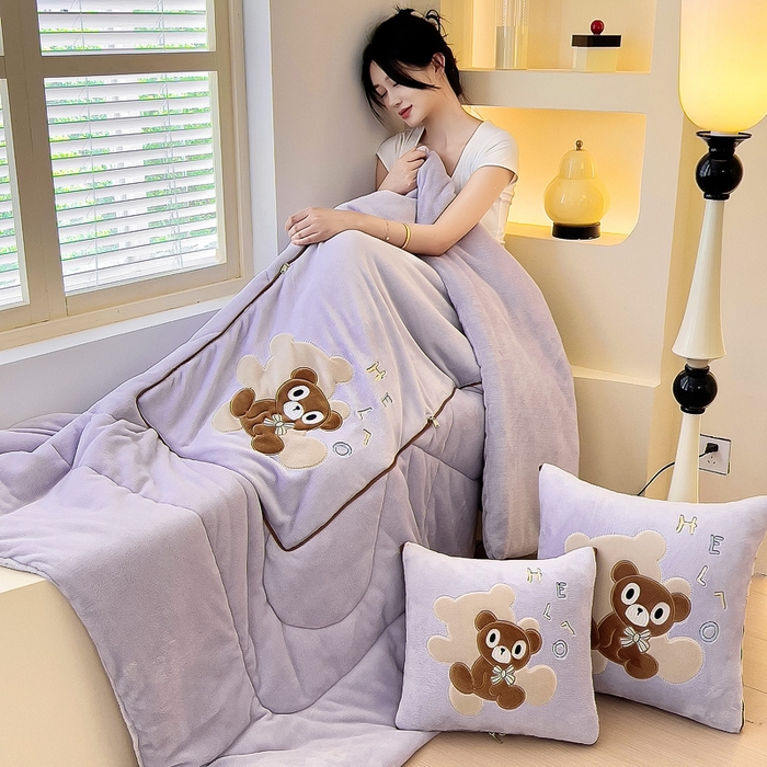 91家纺网 家纺一手货源 找家纺 阳光依佰抱枕被 2024秋冬新款牛奶绒绅士小熊多功能抱枕被 绅士小熊-香芋紫