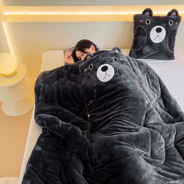 91家纺网 家纺一手货源 找家纺 阳光依佰抱枕被 2024秋冬新款北极绒乖乖熊多功能抱枕被 乖乖熊-神秘黑