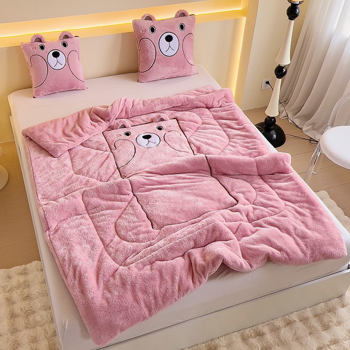 91家纺网 家纺一手货源 找家纺 阳光依佰抱枕被 2024秋冬新款北极绒乖乖熊多功能抱枕被 乖乖熊-樱花粉