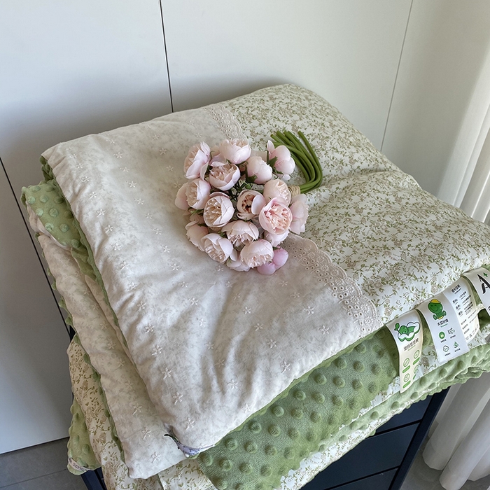 91家纺网 家纺一手货源 找家纺 2025新款秋冬季棉加豆豆绒法式花边款豆豆被被芯 花田绿