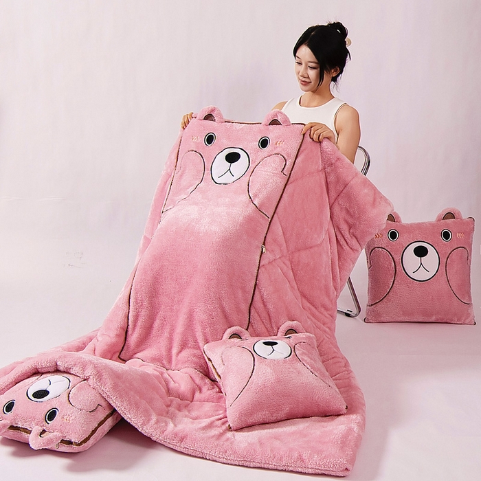 91家纺网 家纺一手货源 找家纺 阳光依佰抱枕被 2024秋冬新款北极绒乖乖熊多功能抱枕被 乖乖熊-樱花粉