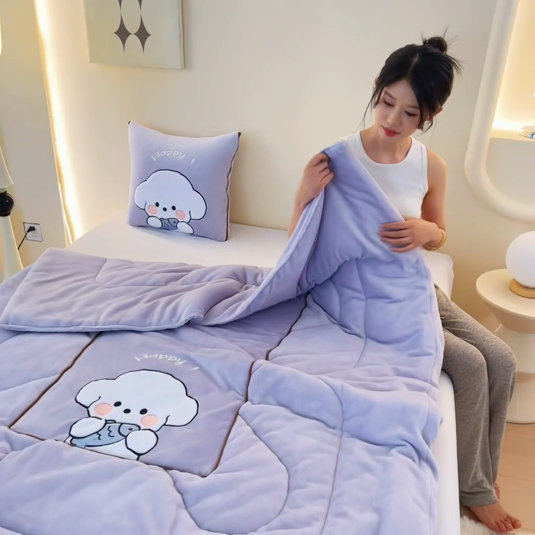 91家纺网 家纺一手货源 找家纺 阳光依佰抱枕被 2024秋冬新款牛奶绒可萌狗多功能抱枕被 可萌狗-丁香紫