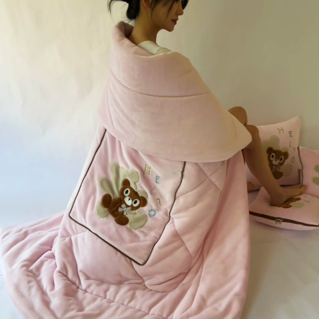 91家纺网 家纺一手货源 找家纺 阳光依佰抱枕被 2024秋冬新款牛奶绒绅士小熊多功能抱枕被 绅士小熊-玉粉色