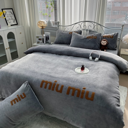 91家纺网 家纺一手货源 找家纺 （总）鑫利来家纺 2025新款牛奶绒毛巾绣四件套加厚立体卡通牛奶绒四件套