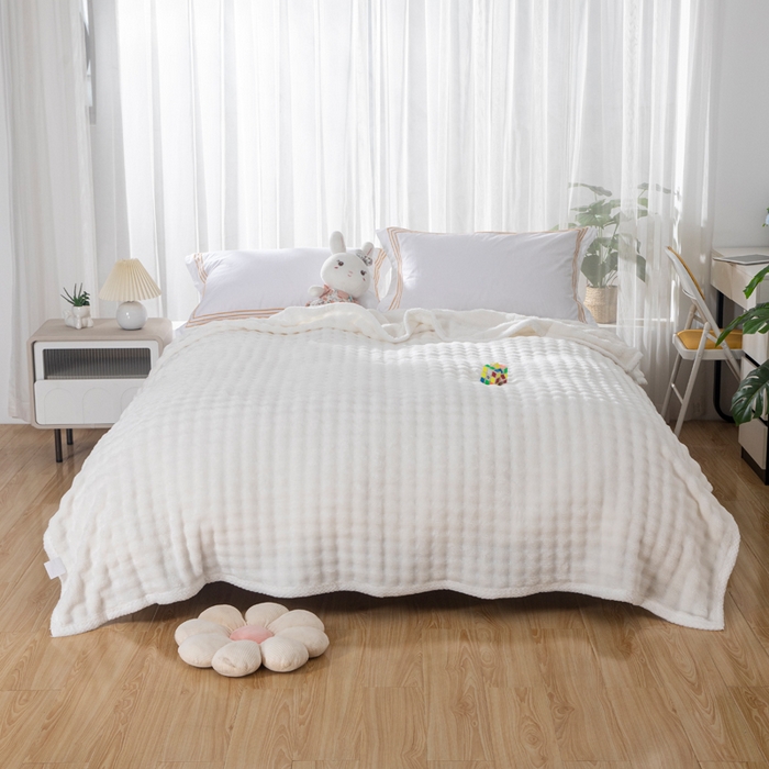 91家纺网 家纺一手货源 找家纺 2025新款魔法大泡泡绒法兰绒毛毯多功能盖毯 白色