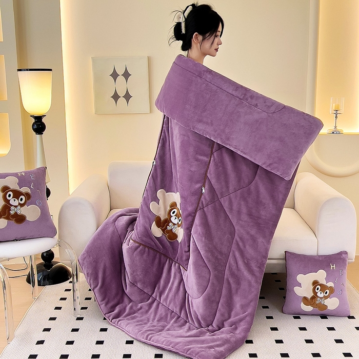 91家纺网 家纺一手货源 找家纺 阳光依佰抱枕被 2024秋冬新款牛奶绒绅士小熊多功能抱枕被 绅士小熊-罗兰紫