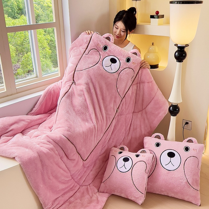 91家纺网 家纺一手货源 找家纺 阳光依佰抱枕被 2024秋冬新款北极绒乖乖熊多功能抱枕被 乖乖熊-樱花粉