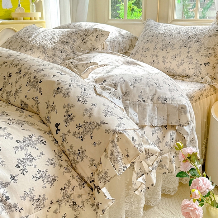 91家纺网 家纺一手货源 找家纺 花香四季家纺 2024新款全棉夹棉绗缝床裙款四件套纯棉印花法式套件蕾丝公主风 蝴蝶结