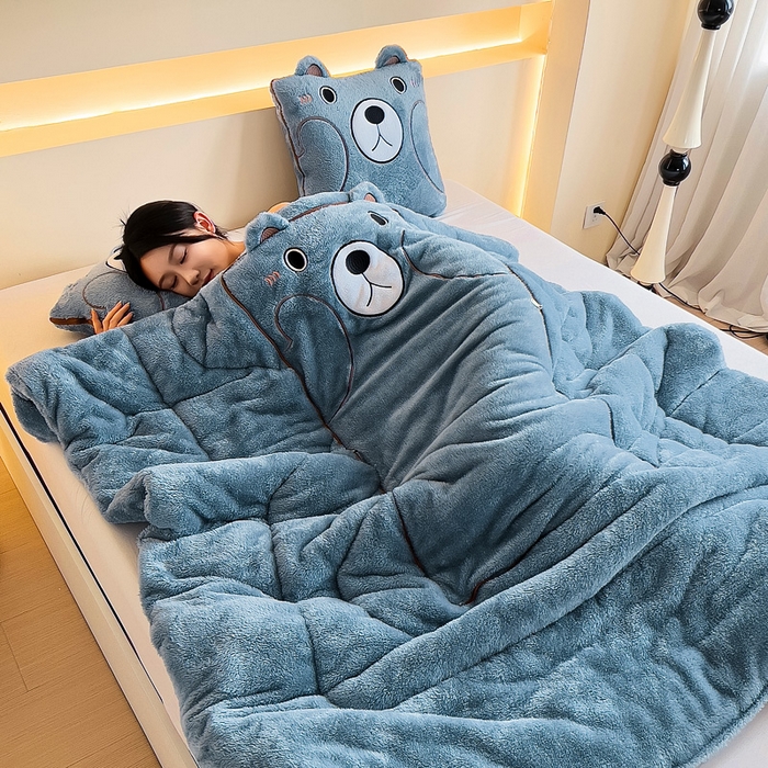 91家纺网 家纺一手货源 找家纺 阳光依佰抱枕被 2024秋冬新款北极绒乖乖熊多功能抱枕被 乖乖熊-雾霾蓝