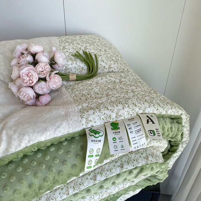 91家纺网 家纺一手货源 找家纺 2025新款秋冬季棉加豆豆绒法式花边款豆豆被被芯 花田绿