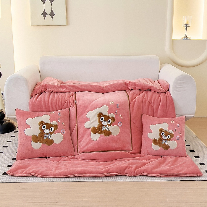 91家纺网 家纺一手货源 找家纺 阳光依佰抱枕被 2024秋冬新款牛奶绒绅士小熊多功能抱枕被 绅士小熊-豆沙红