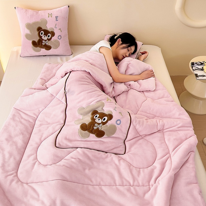 91家纺网 家纺一手货源 找家纺 阳光依佰抱枕被 2024秋冬新款牛奶绒绅士小熊多功能抱枕被 绅士小熊-玉粉色