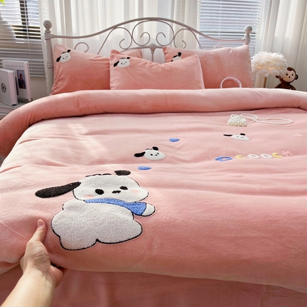 91家纺网 家纺一手货源 找家纺 逸林家纺《原希尔顿逸林》 2024新款牛奶绒毛巾绣四件套加厚立体卡通牛奶绒四件套 小奶狗-粉