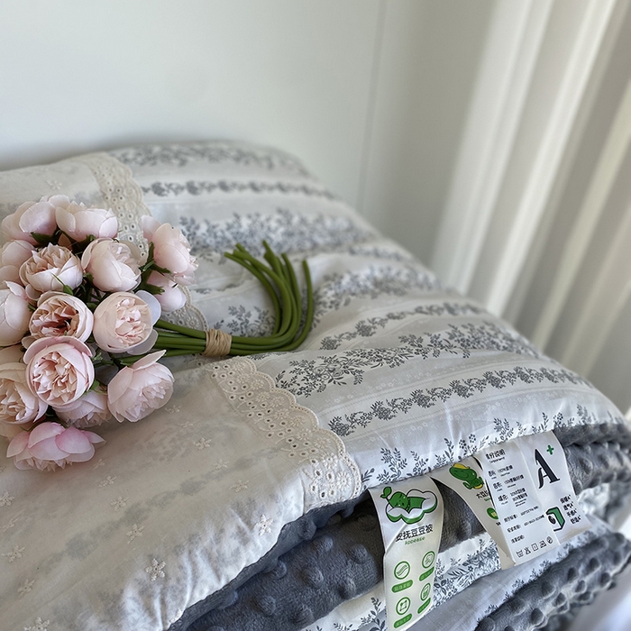 91家纺网 家纺一手货源 找家纺 2025新款秋冬季棉加豆豆绒法式花边款豆豆被被芯 南法庄园灰