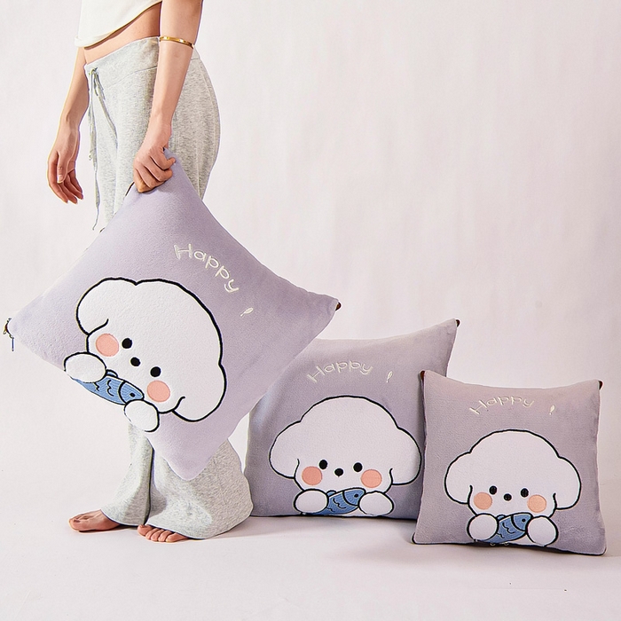 91家纺网 家纺一手货源 找家纺 阳光依佰抱枕被 2024秋冬新款牛奶绒可萌狗多功能抱枕被 可萌狗-丁香紫