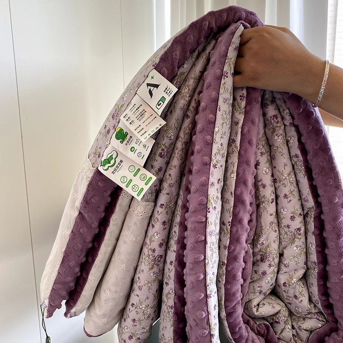 91家纺网 家纺一手货源 找家纺 2025新款秋冬季棉加豆豆绒法式花边款豆豆被被芯 花梦紫