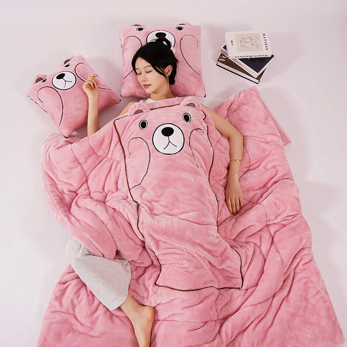 91家纺网 家纺一手货源 找家纺 阳光依佰抱枕被 2024秋冬新款北极绒乖乖熊多功能抱枕被 乖乖熊-樱花粉