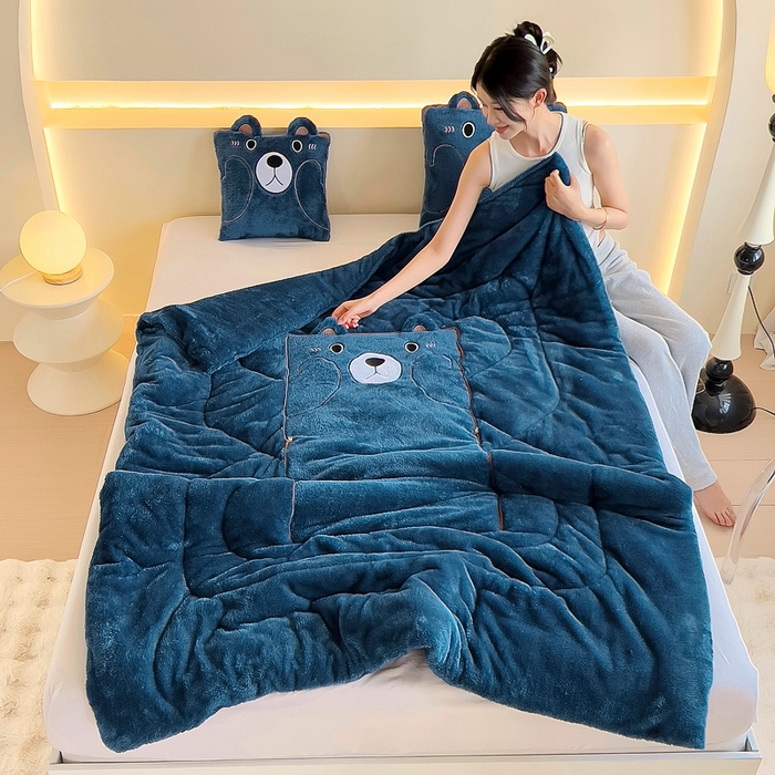 91家纺网 家纺一手货源 找家纺 阳光依佰抱枕被 2024秋冬新款北极绒乖乖熊多功能抱枕被 乖乖熊-星空蓝