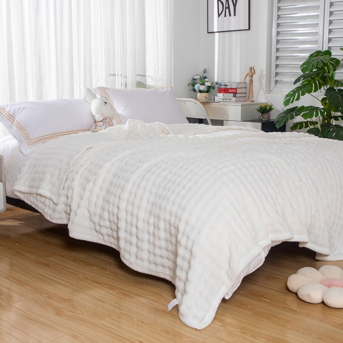 91家纺网 家纺一手货源 找家纺 2025新款魔法大泡泡绒法兰绒毛毯多功能盖毯 白色