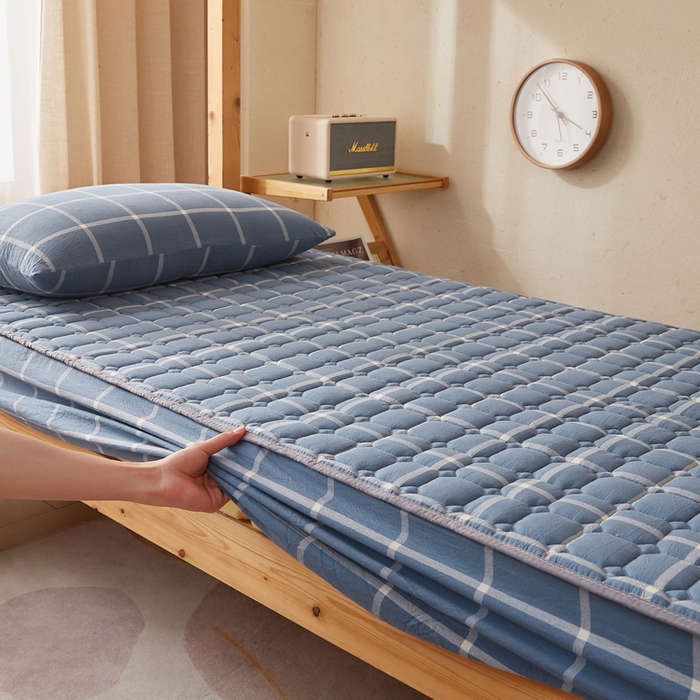 91家纺网 家纺一手货源 找家纺 卡派 2024新款色织全棉夹棉床笠(无印家居风） 海蓝格