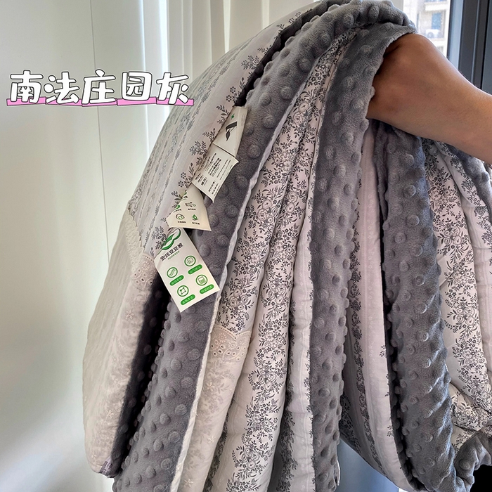 91家纺网 家纺一手货源 找家纺 2025新款秋冬季棉加豆豆绒法式花边款豆豆被被芯 南法庄园灰