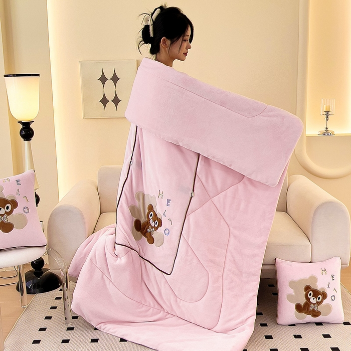 91家纺网 家纺一手货源 找家纺 阳光依佰抱枕被 2024秋冬新款牛奶绒绅士小熊多功能抱枕被 绅士小熊-玉粉色