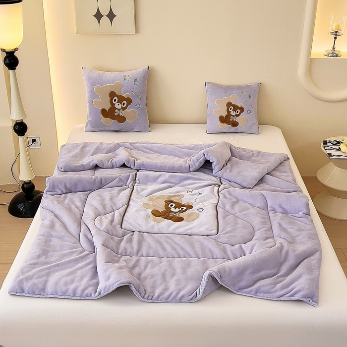 91家纺网 家纺一手货源 找家纺 阳光依佰抱枕被 2024秋冬新款牛奶绒绅士小熊多功能抱枕被 绅士小熊-香芋紫
