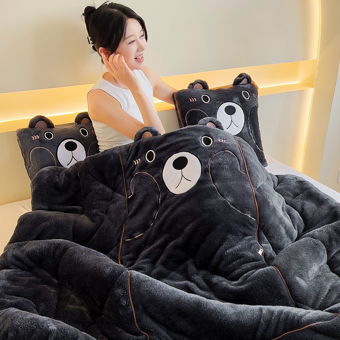 91家纺网 家纺一手货源 找家纺 阳光依佰抱枕被 2024秋冬新款北极绒乖乖熊多功能抱枕被 乖乖熊-神秘黑
