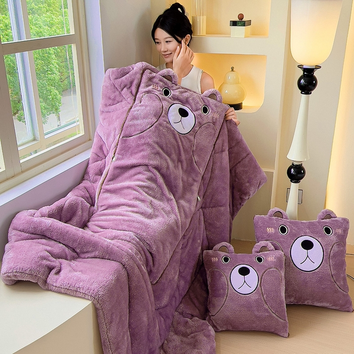 91家纺网 家纺一手货源 找家纺 阳光依佰抱枕被 2024秋冬新款北极绒乖乖熊多功能抱枕被 乖乖熊-木槿紫