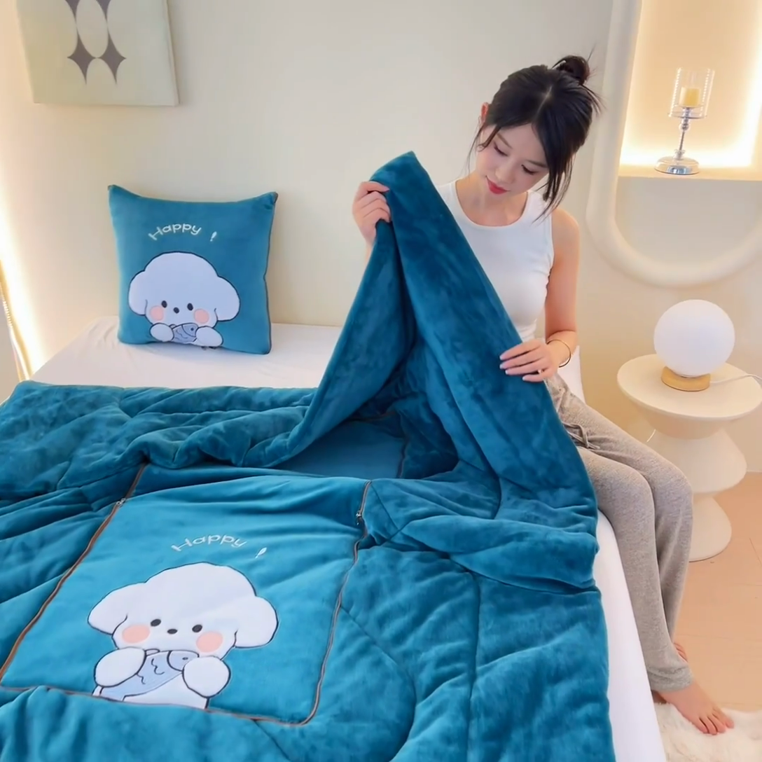 91家纺网 家纺一手货源 找家纺 阳光依佰抱枕被 2024秋冬新款牛奶绒可萌狗多功能抱枕被 可萌狗-孔雀绿