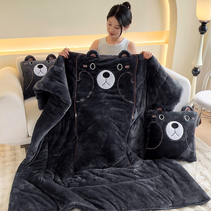 91家纺网 家纺一手货源 找家纺 阳光依佰抱枕被 2024秋冬新款北极绒乖乖熊多功能抱枕被 乖乖熊-神秘黑