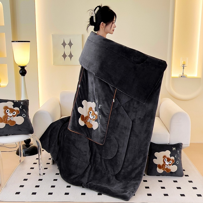 91家纺网 家纺一手货源 找家纺 阳光依佰抱枕被 2024秋冬新款牛奶绒绅士小熊多功能抱枕被 绅士小熊-深灰色