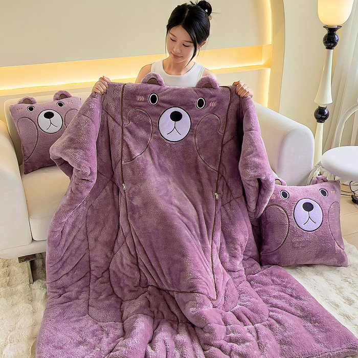91家纺网 家纺一手货源 找家纺 阳光依佰抱枕被 2024秋冬新款北极绒乖乖熊多功能抱枕被 乖乖熊-木槿紫