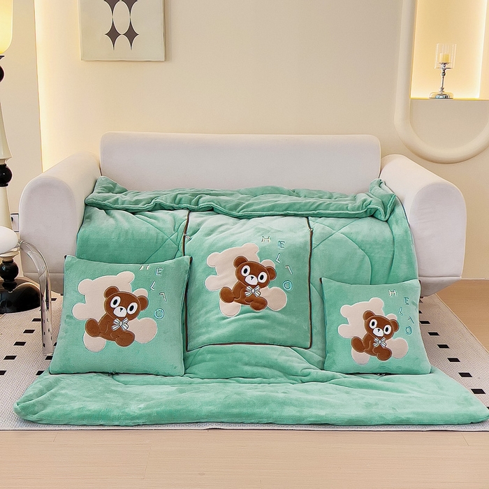 91家纺网 家纺一手货源 找家纺 阳光依佰抱枕被 2024秋冬新款牛奶绒绅士小熊多功能抱枕被 绅士小熊-薄荷绿