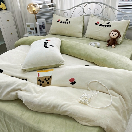 91家纺网 家纺一手货源 找家纺 逸林家纺《原希尔顿逸林》 2024新款牛奶绒毛巾绣四件套加厚立体卡通牛奶绒四件套 奶茶-白绿